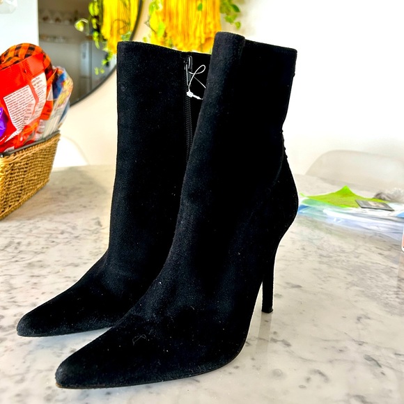 Stuart Weitzman booties almost new. Size 6 - Picture 1 of 6